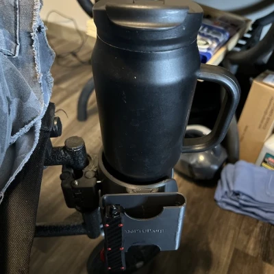 Chỗ Để Ly Xe Lăn Có Ngàm Đuôi Én và Khe Cắm