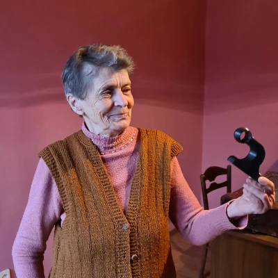 Giá Đỡ Tay Vịn Yêu Thích Của Bà Tôi