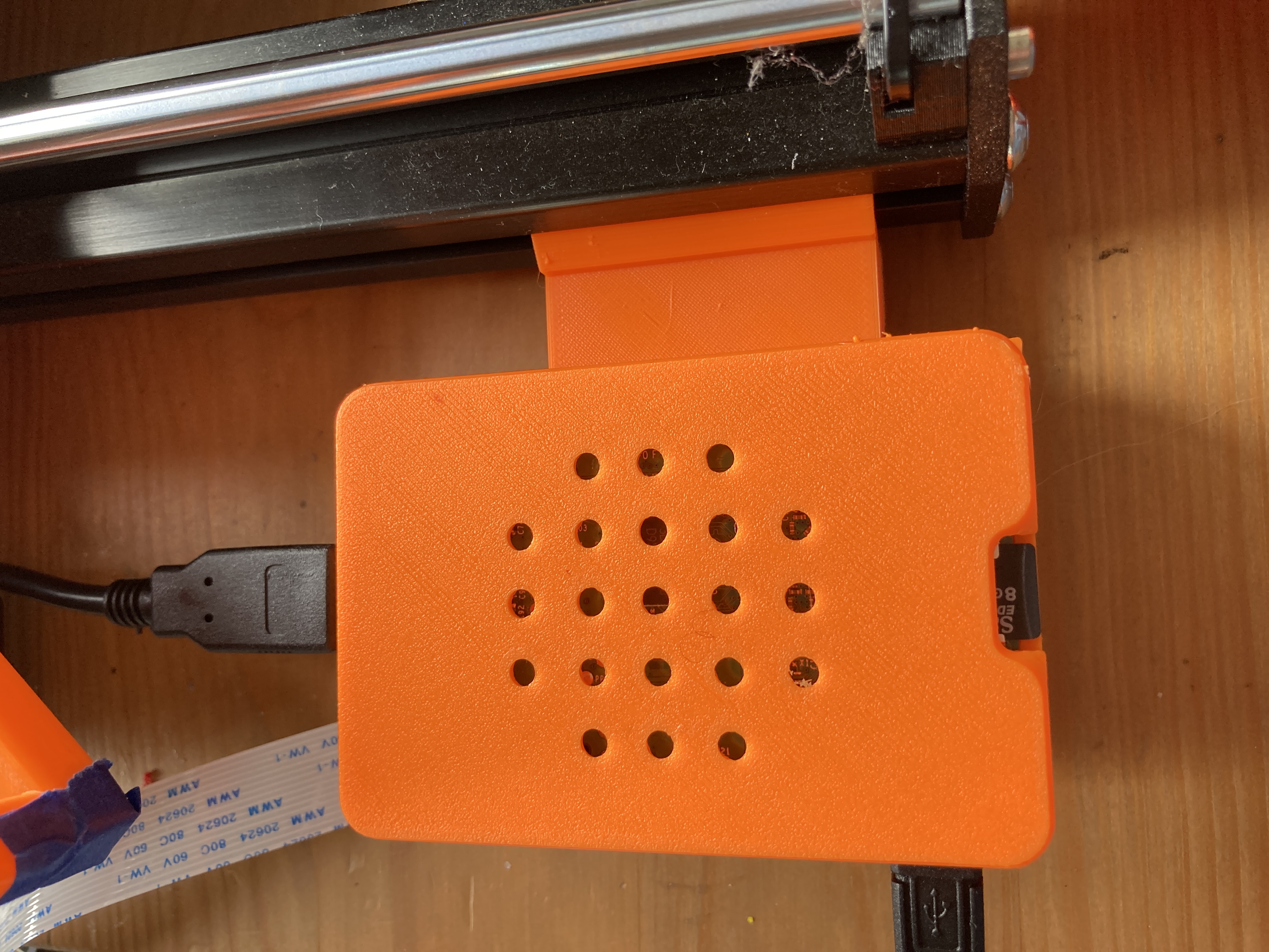 Vỏ gắn ray Prusa cho Raspberry Pi 3B có khe cắm cáp camera (remix)