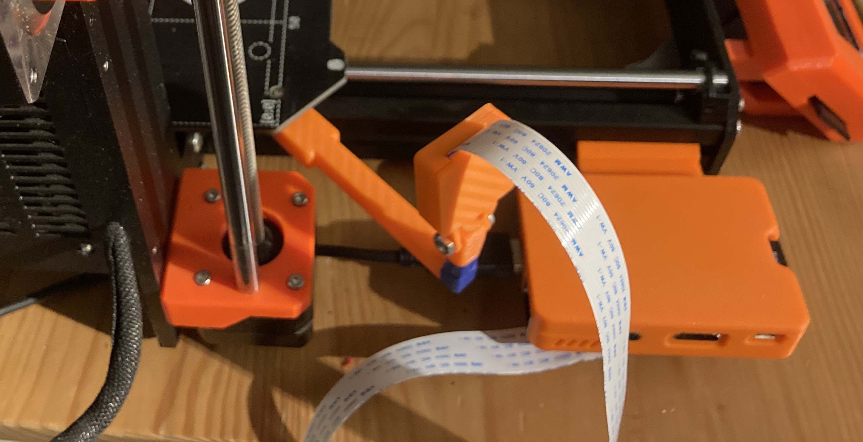 Vỏ gắn ray Prusa cho Raspberry Pi 3B có khe cắm cáp camera (remix)