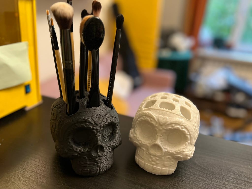 Chân cắm cọ trang điểm hình đầu lâu đường