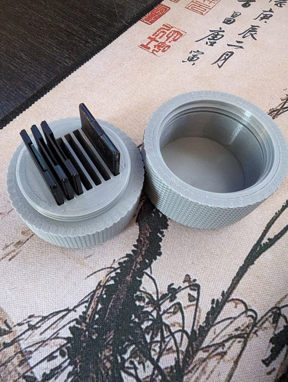 Hộp Đựng Thẻ Nhớ SD Vân Xoắn