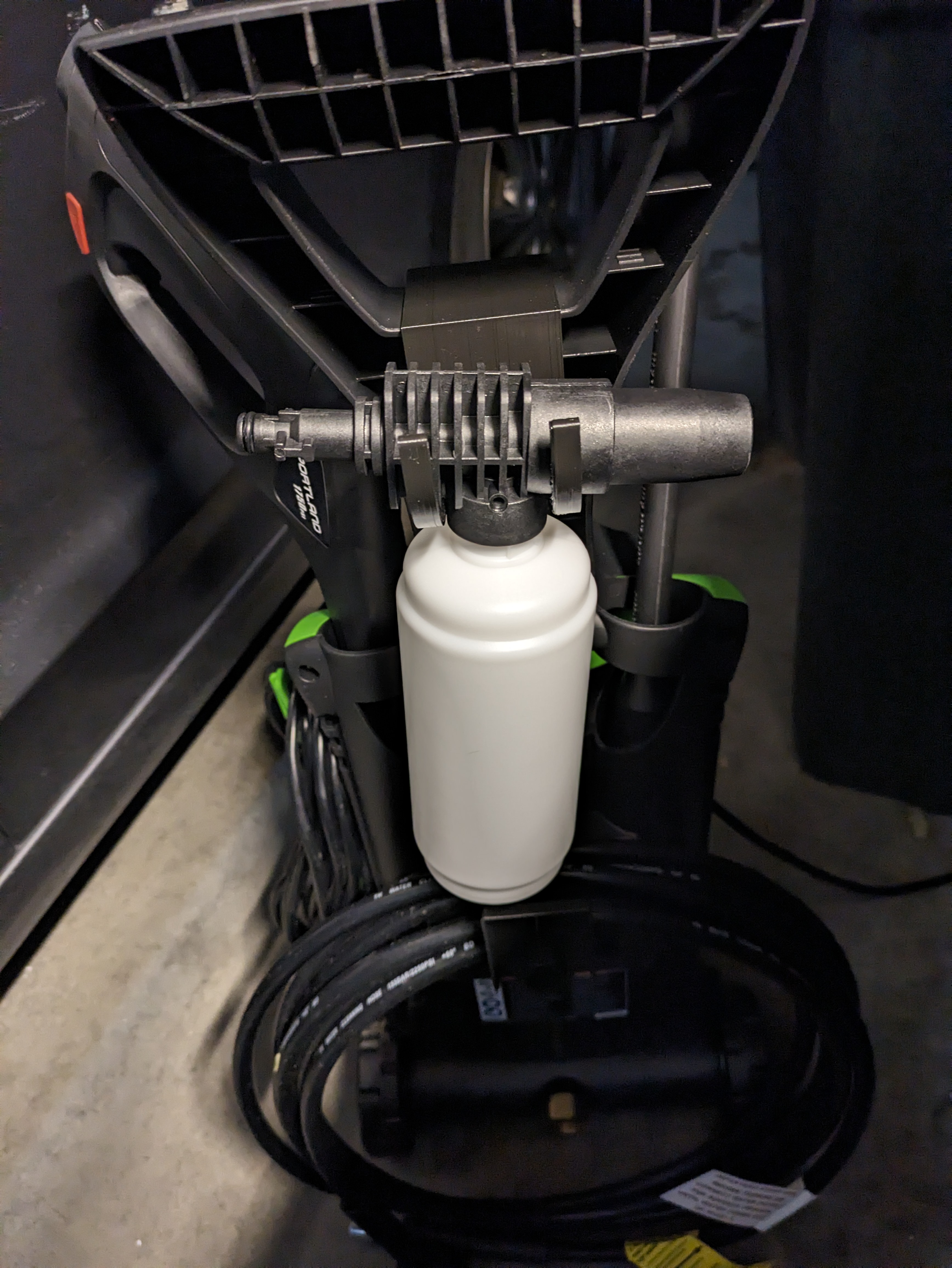 Kệ Giữ Bình Xịt Xà Phòng Cho Máy Rửa Xe Áp Lực