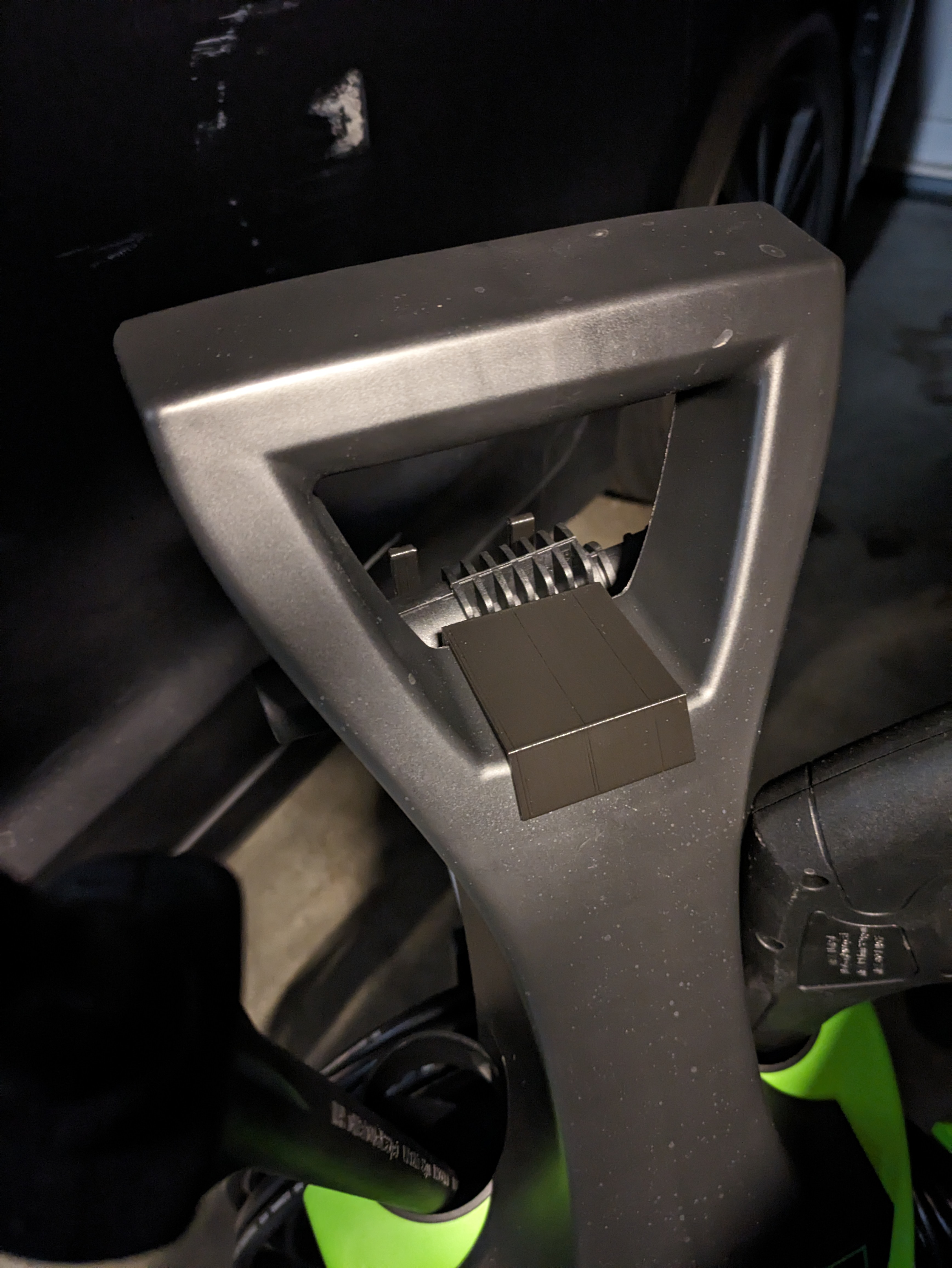 Kệ Giữ Bình Xịt Xà Phòng Cho Máy Rửa Xe Áp Lực