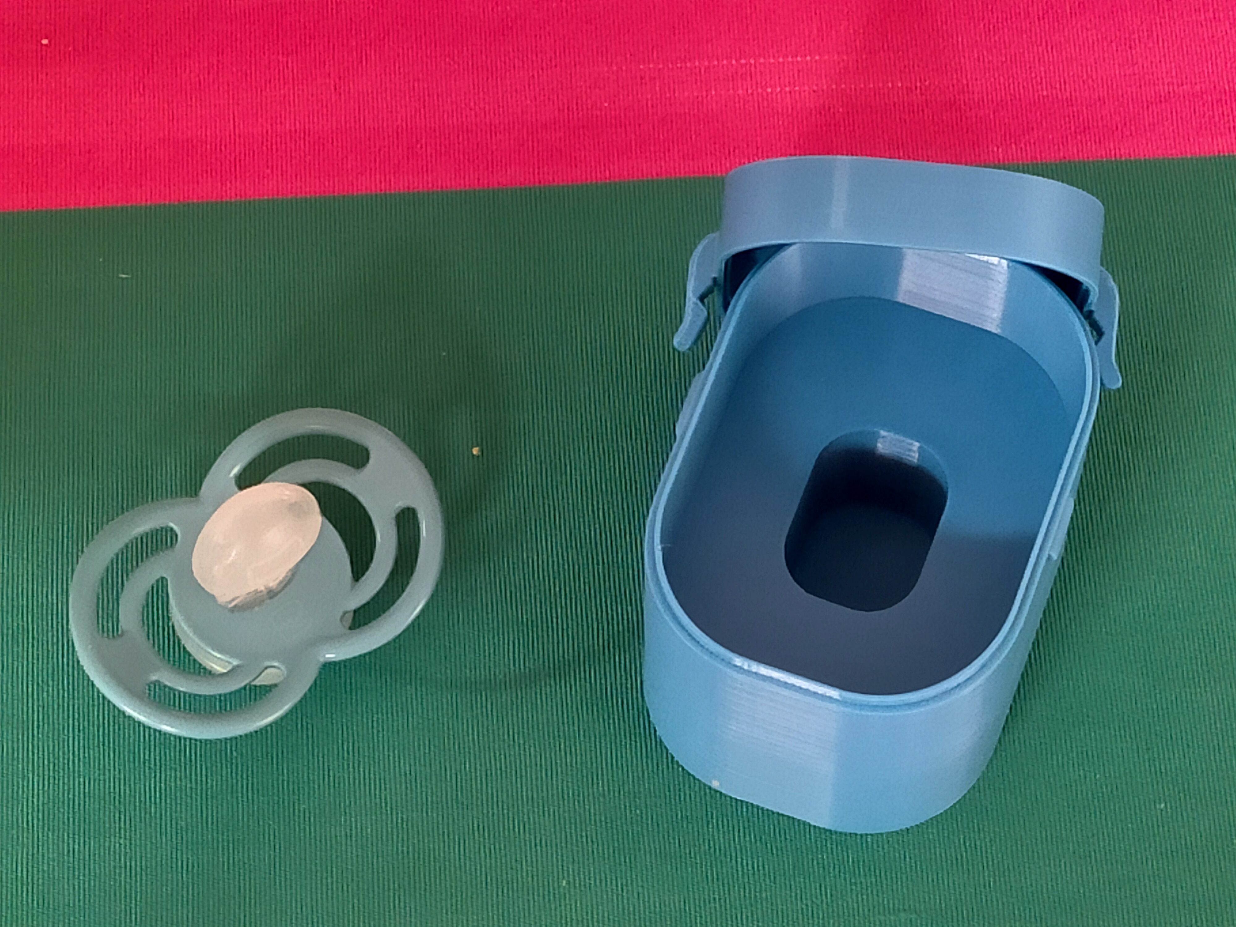 Hộp đựng ti ngậm cho bé