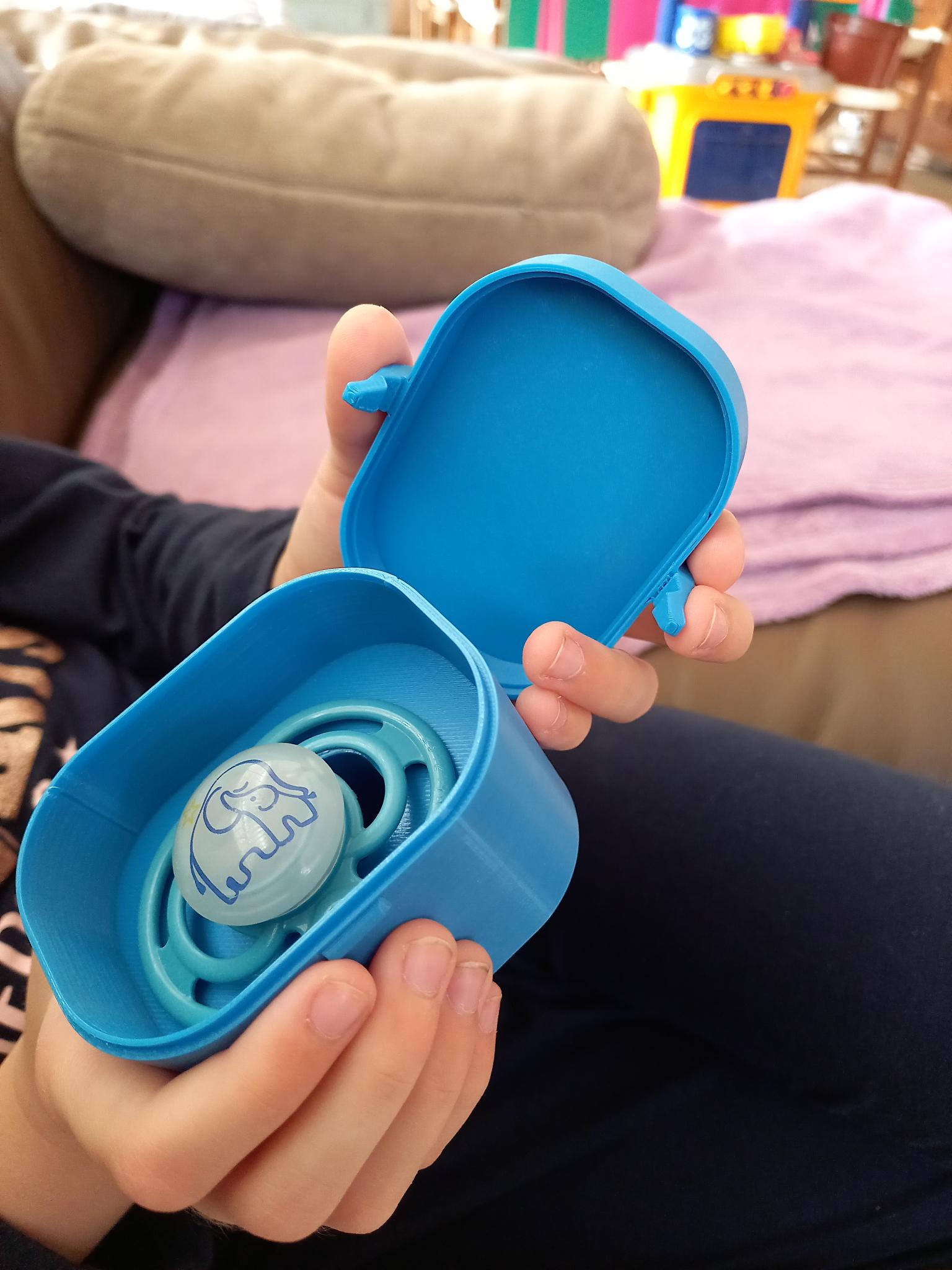 Hộp đựng ti ngậm cho bé