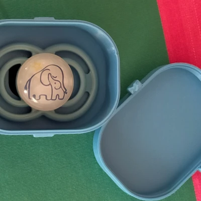 Hộp đựng ti ngậm cho bé