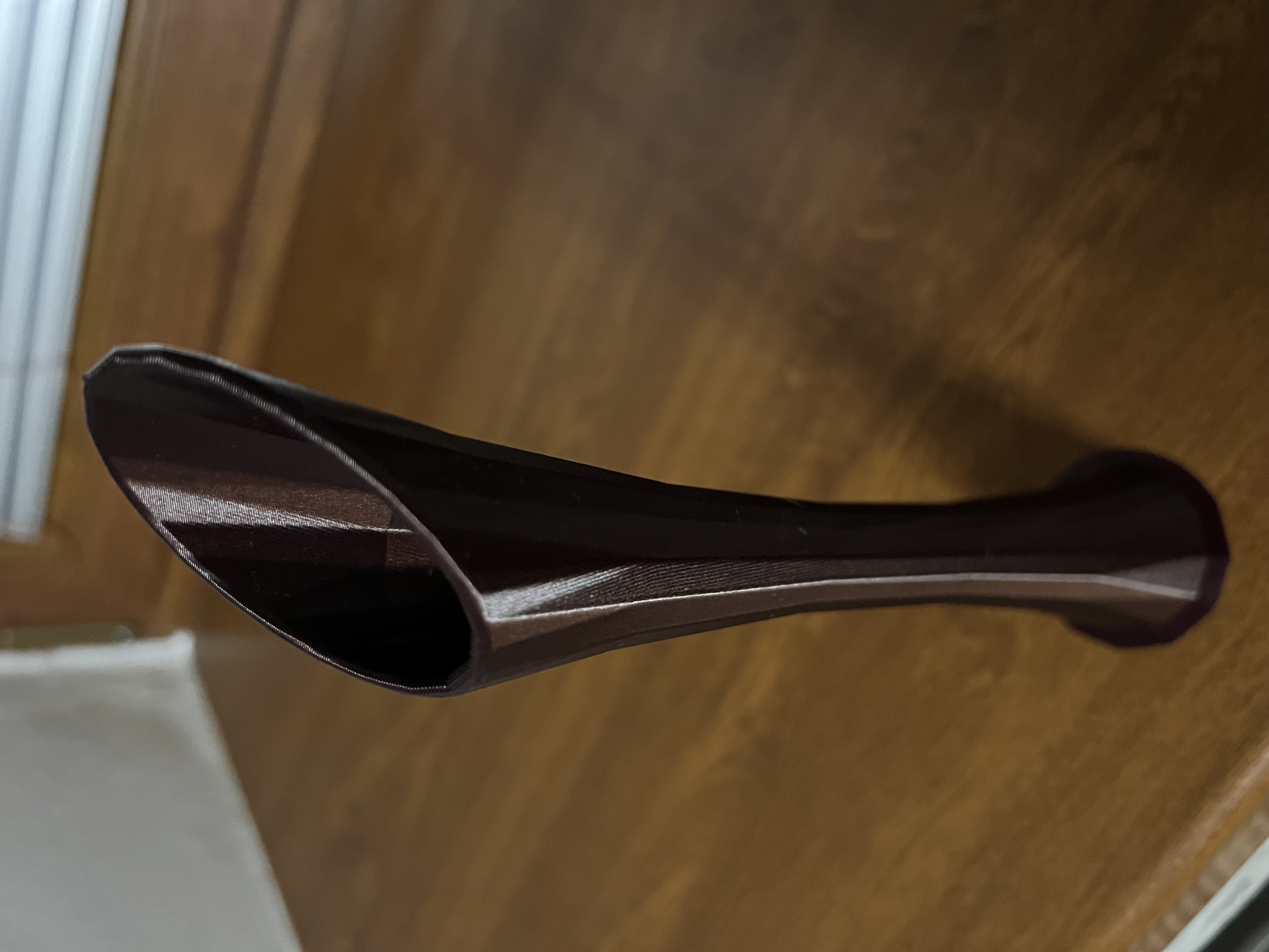 Chậu hoa trang trí dài cho một bông hồng