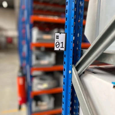 Đế giữ nhãn cho kệ kho