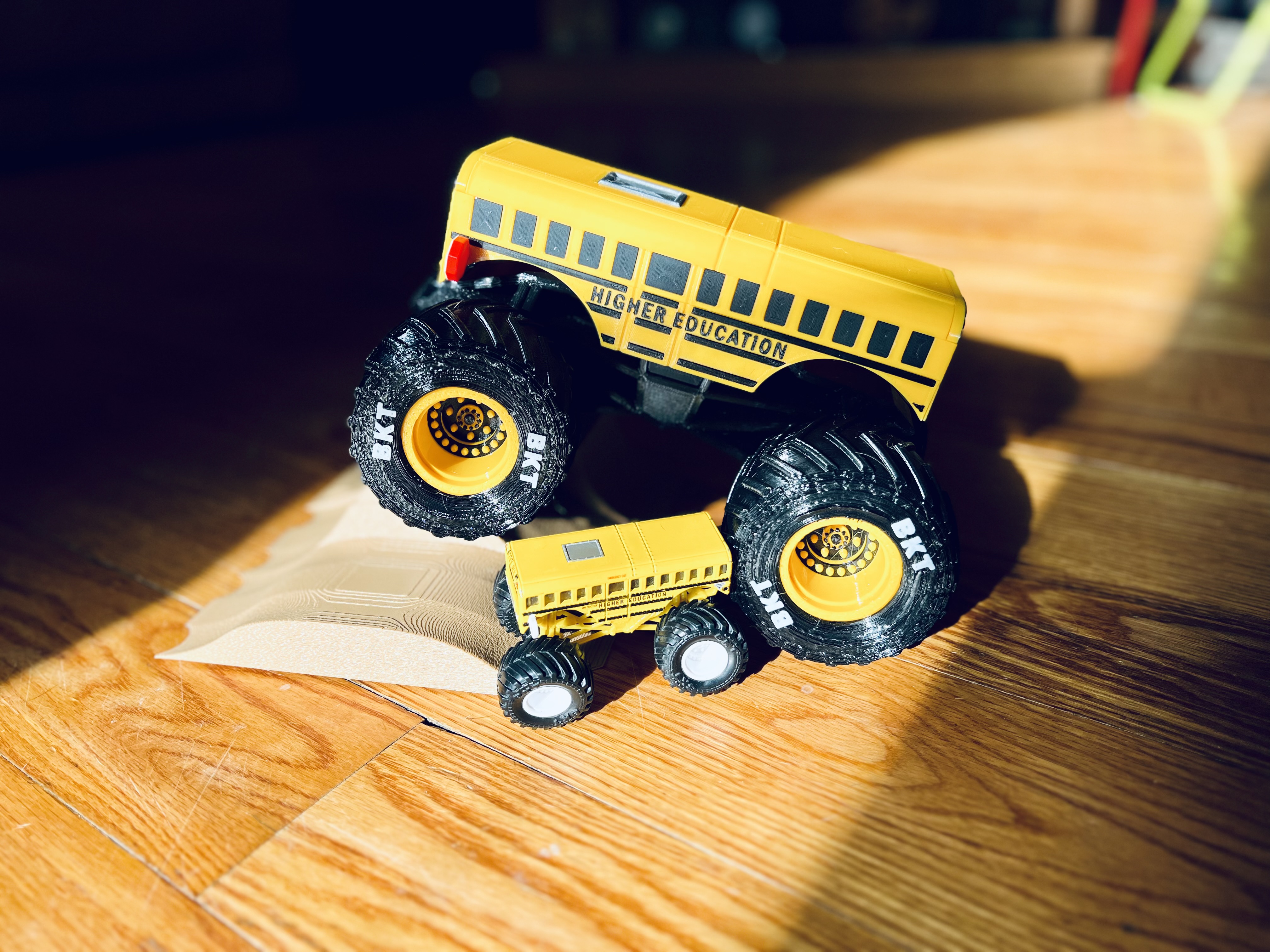 Xe Tải Quái Vật Giáo Dục Cao Cấp