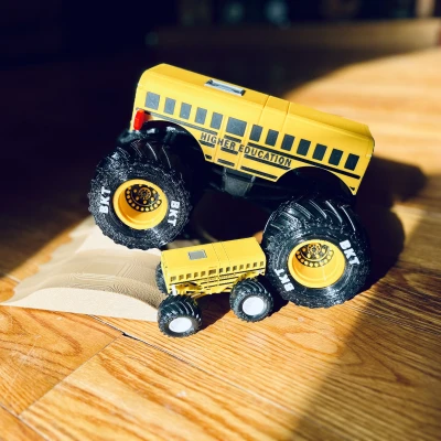 Xe Tải Quái Vật Giáo Dục Cao Cấp