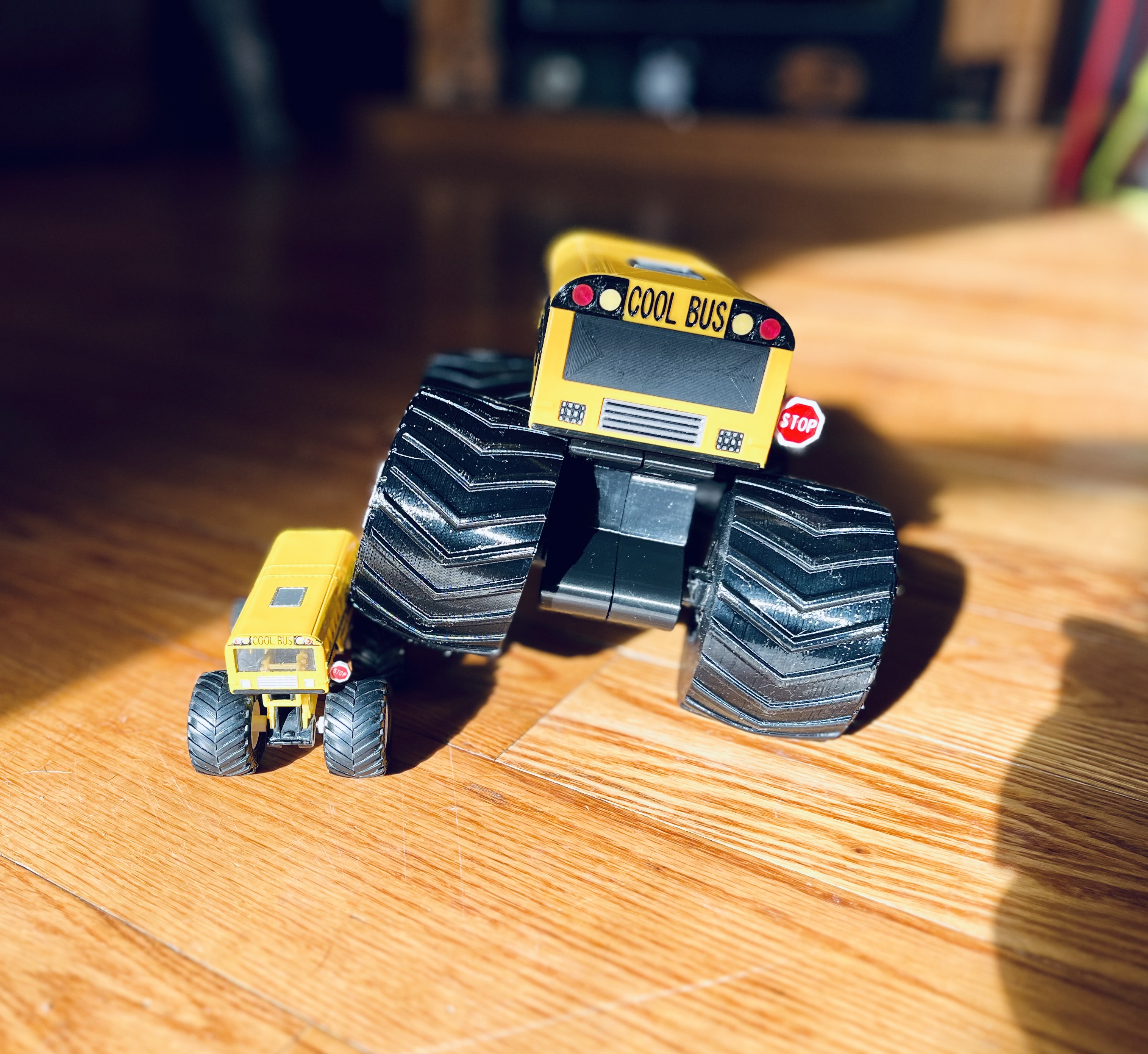 Xe Tải Quái Vật Giáo Dục Cao Cấp