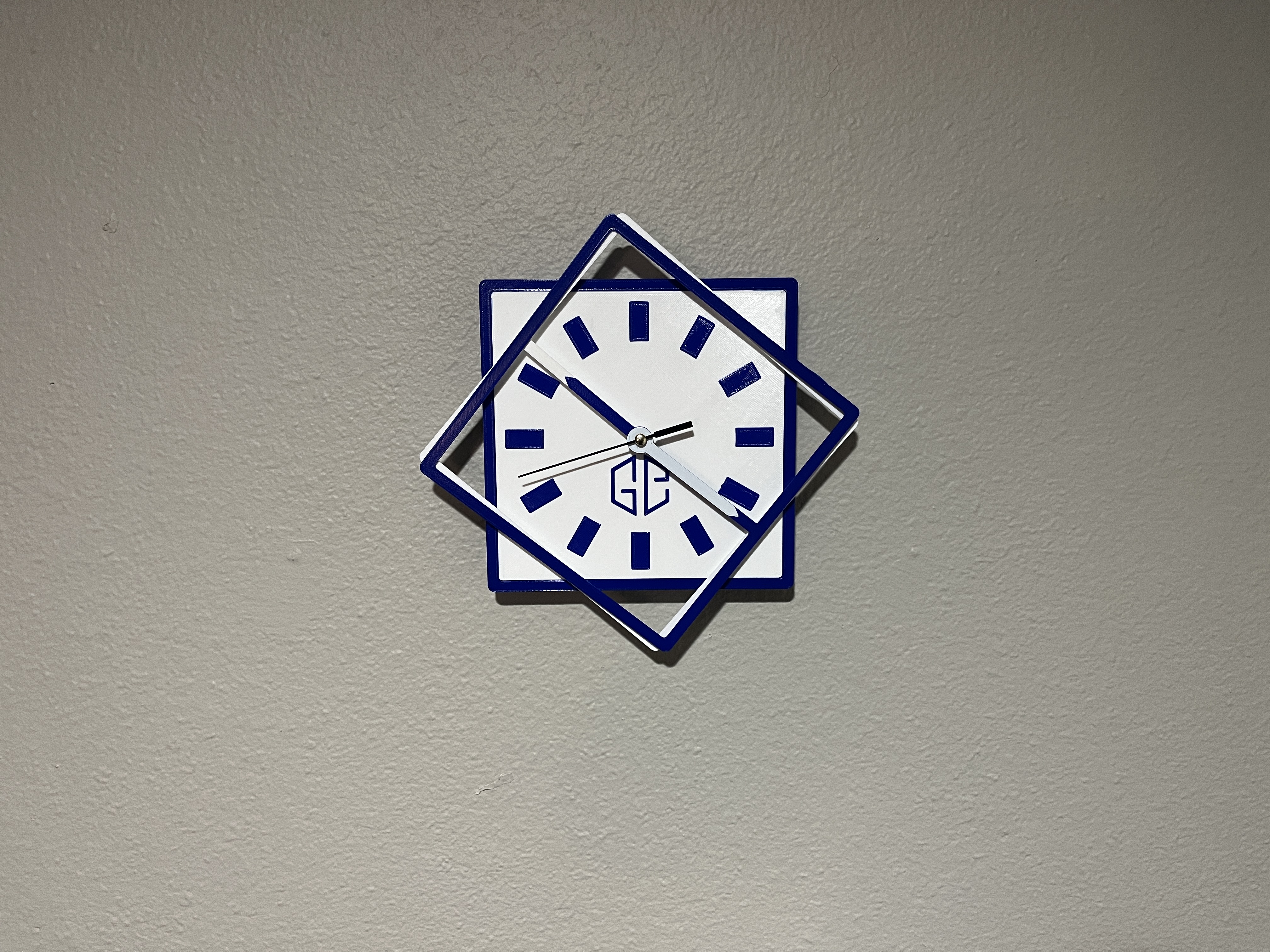 Đồng hồ vuông với kim vuông xoay