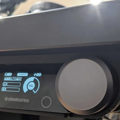 Giá đỡ tai nghe Arctis Nova Pro Wireless dưới bàn