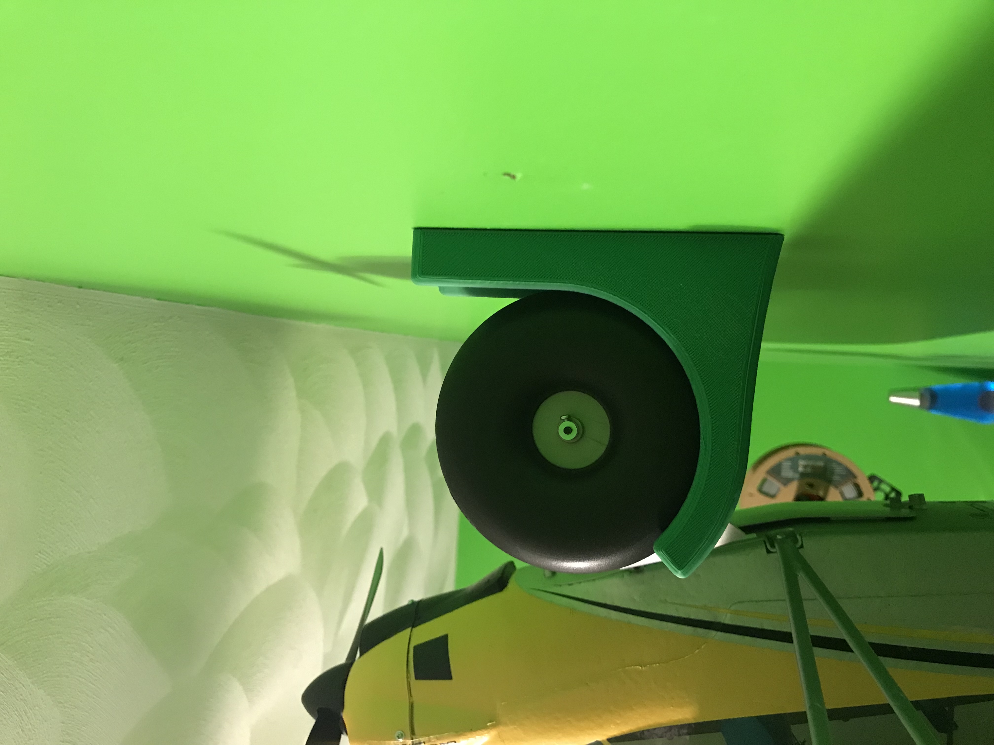 Giá Treo Máy Bay RC Lên Tường