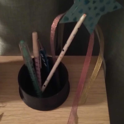 Rổ đựng bút bàn Ikea "Micke" che lỗ