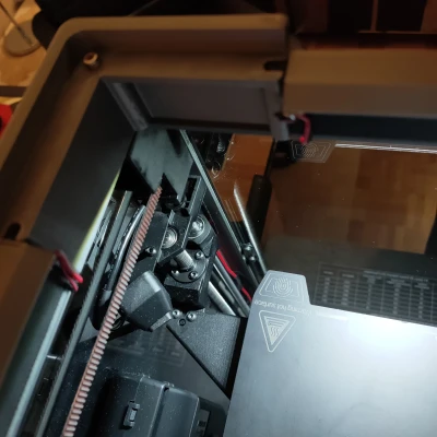 Góc phải Creality K1 chống va đập dây xích vào khung