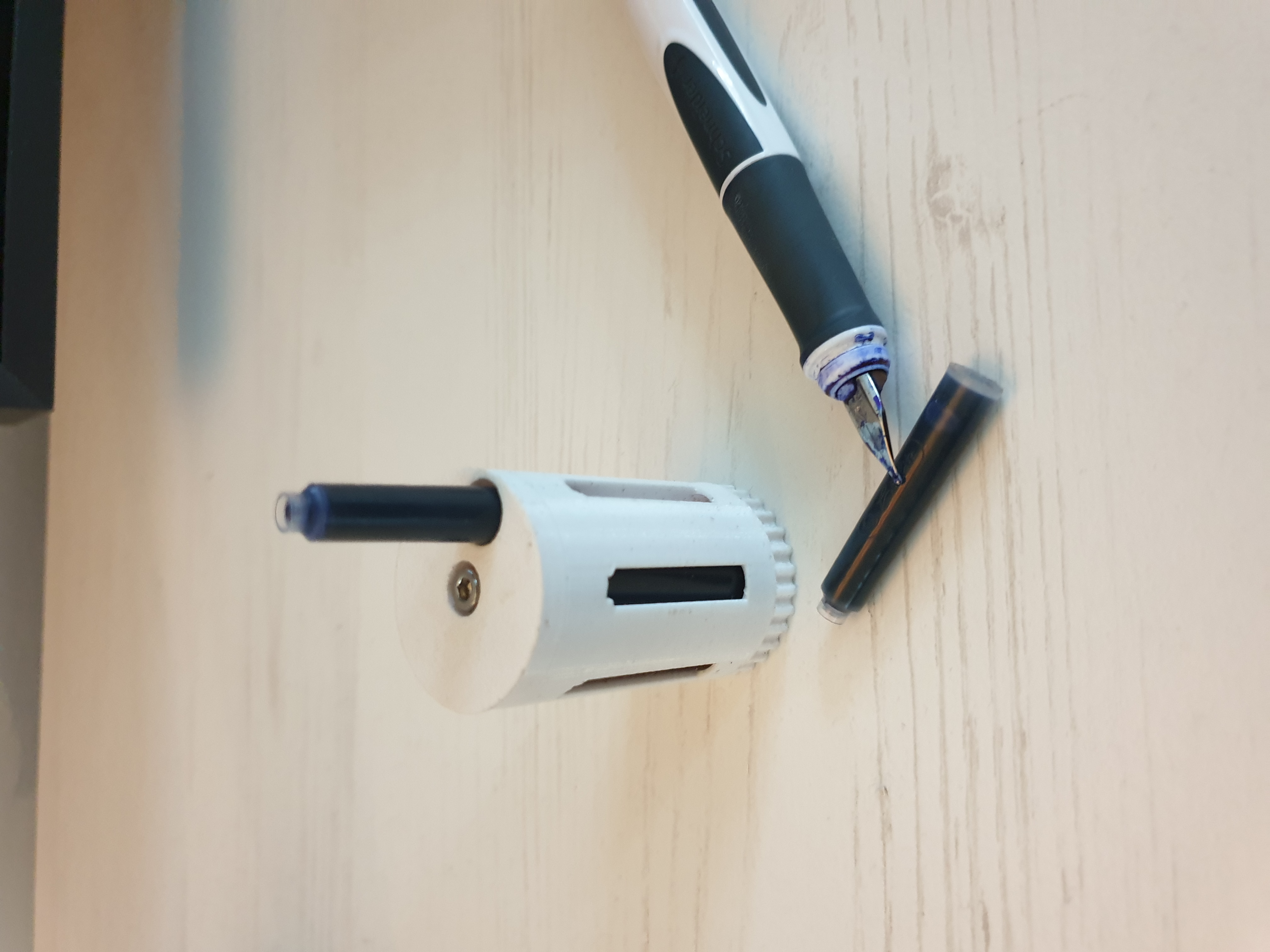 Hộp đựng ống mực bút máy dạng ổ quay súng lục