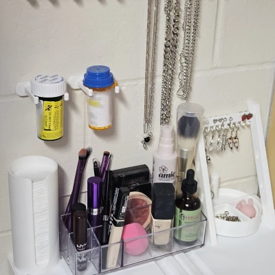 Giá Đỡ Chai Thuốc Dán Tường