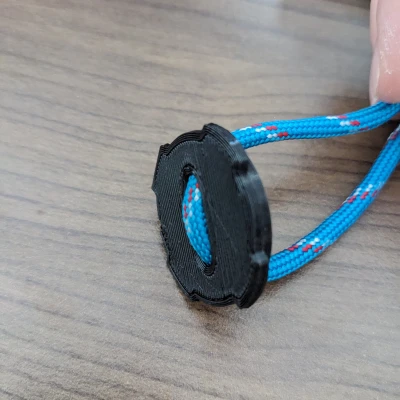 Phụ kiện Quadlock có lỗ xỏ dây an toàn