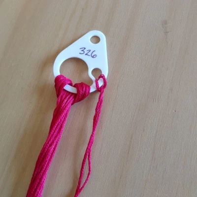 Kẹp giữ chỉ thêu hoặc chỉ may