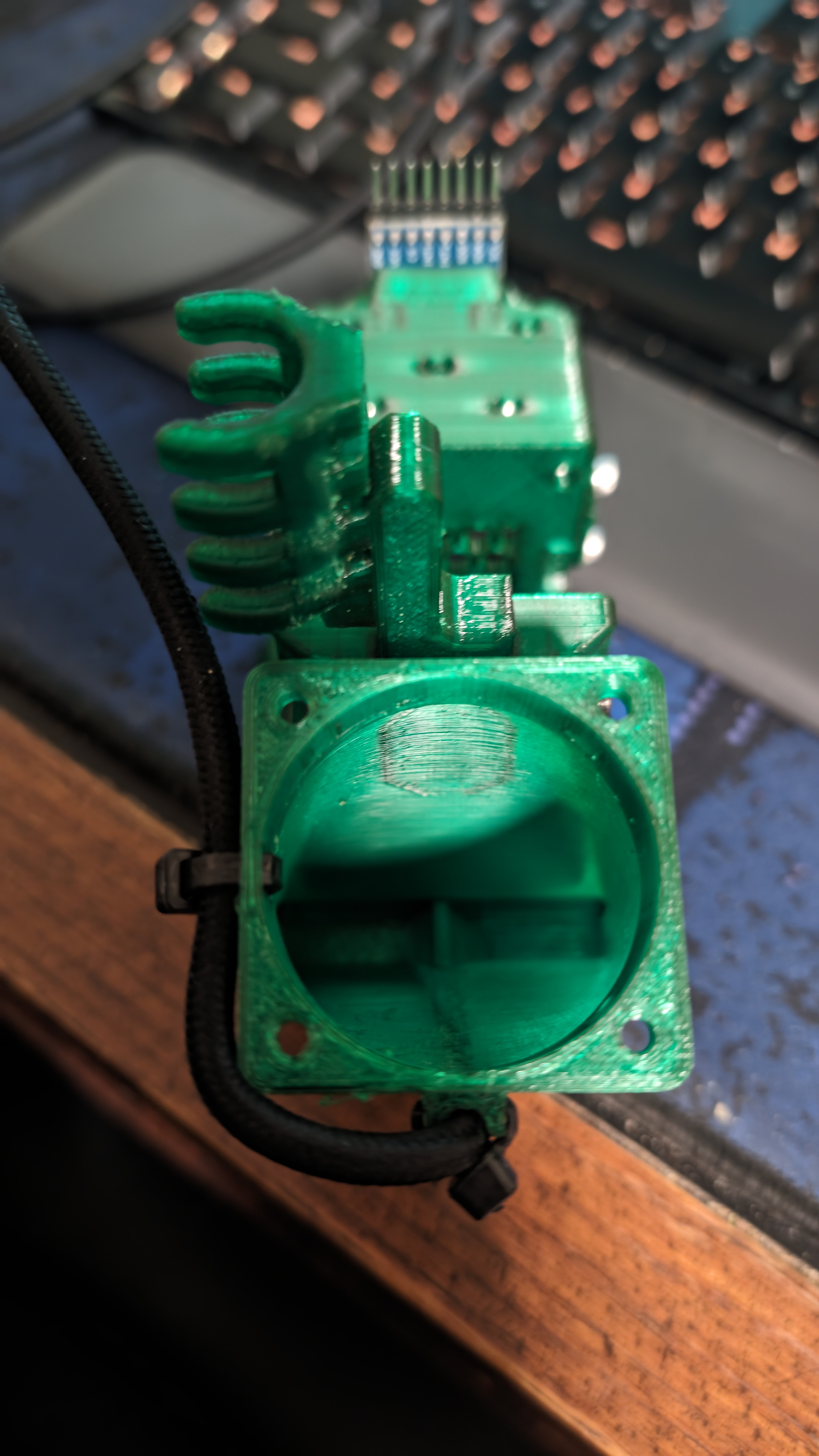 Cửa nạp quạt 40mm EVA 3 - Quản lý cáp Beacon