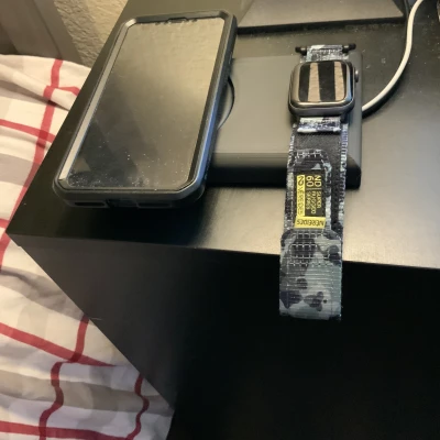 Giá đỡ iPhone Yootech sạc không dây Apple Watch cho bàn đầu giường