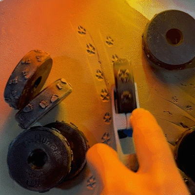 Bánh Xe Tạo Họa Tiết - Dấu Chân Sói