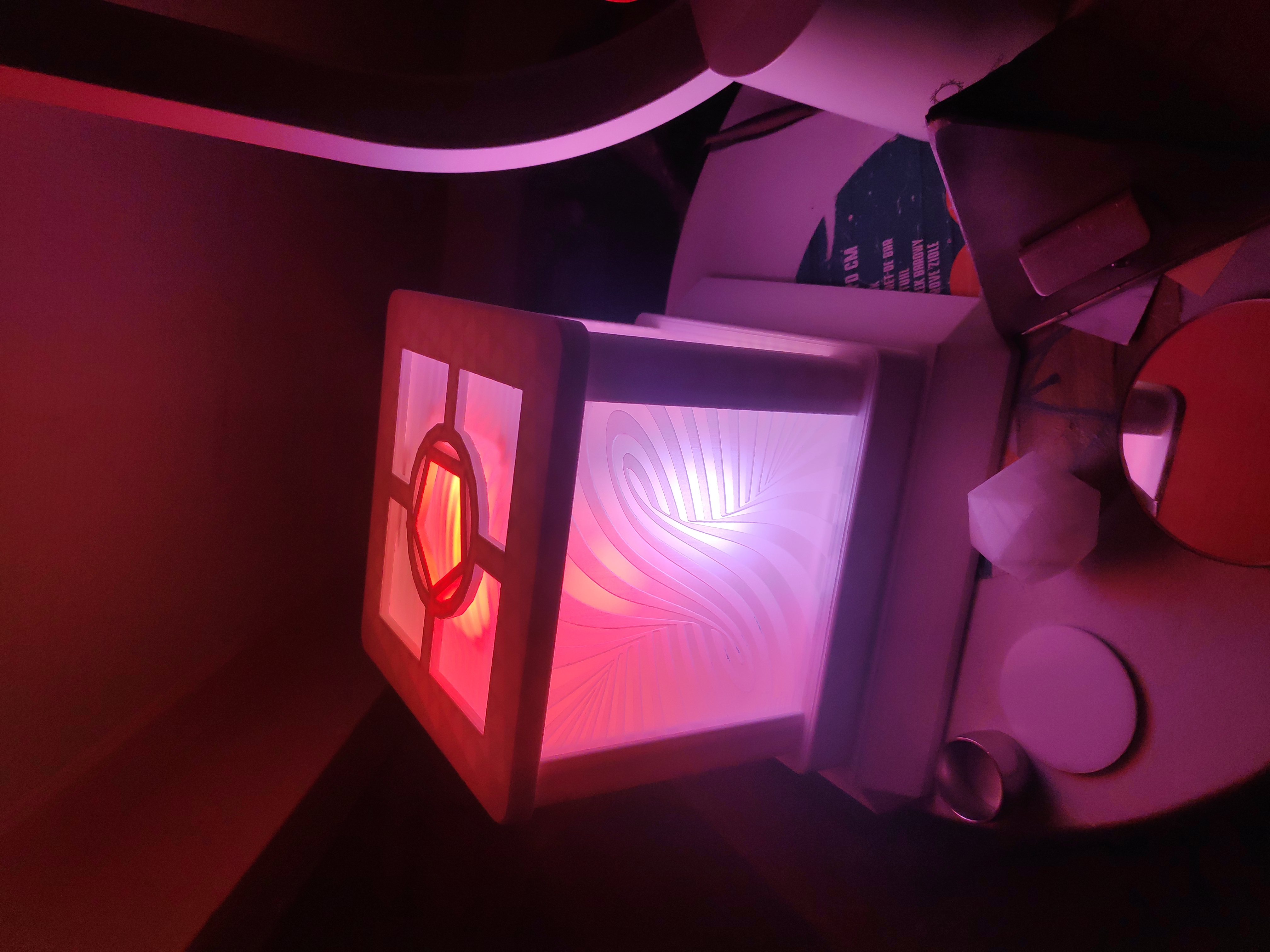 Đèn ngủ dạng bảng với các tấm panel cắt laser tùy chỉnh