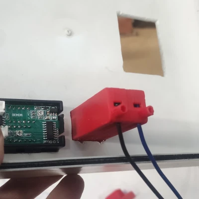 Vỏ hộp cho mạch sạc CTP2 có giá đỡ vặn vít