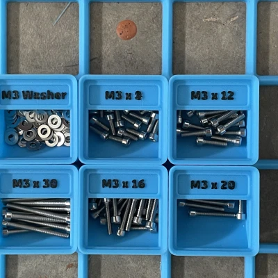 Hộp Gridfinity M3 - M5 có nhãn đựng ốc vít