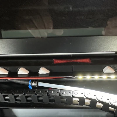 Giá đỡ kính trên Bambu Lab X1C có lỗ thông hơi, nam châm, rãnh LED và bản lề tùy chọn