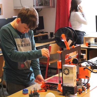 Cúp cho cuộc thi học sinh - Có thể tùy chỉnh văn bản