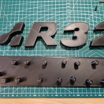 Logo VW R32 có chữ nổi