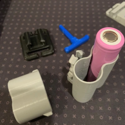 QUICK-CLIP: Hộp đựng pin 18650