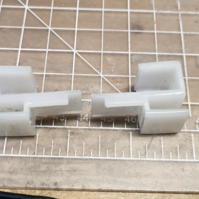 Miếng Bịt Đầu Cửa Tủ Quần Áo