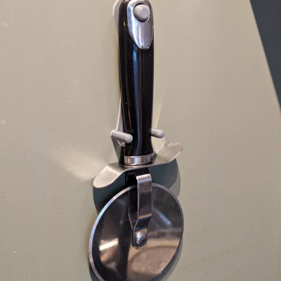 Giá Treo Dao Cắt Pizza Lên Tường