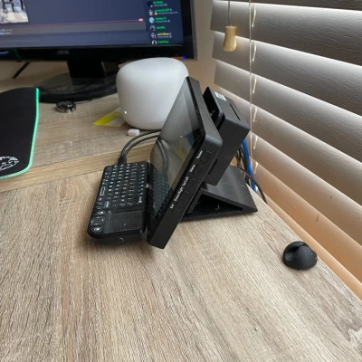 Giá đỡ màn hình Wavelength 7 kèm chỗ gắn Raspberry Pi và bàn phím