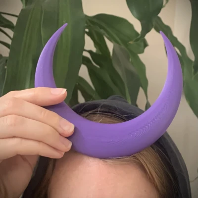 Mặt Trăng Cài Tóc - "Hair Moons"