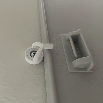 Giá Treo Nắp Chắn Cửa Cho Chó