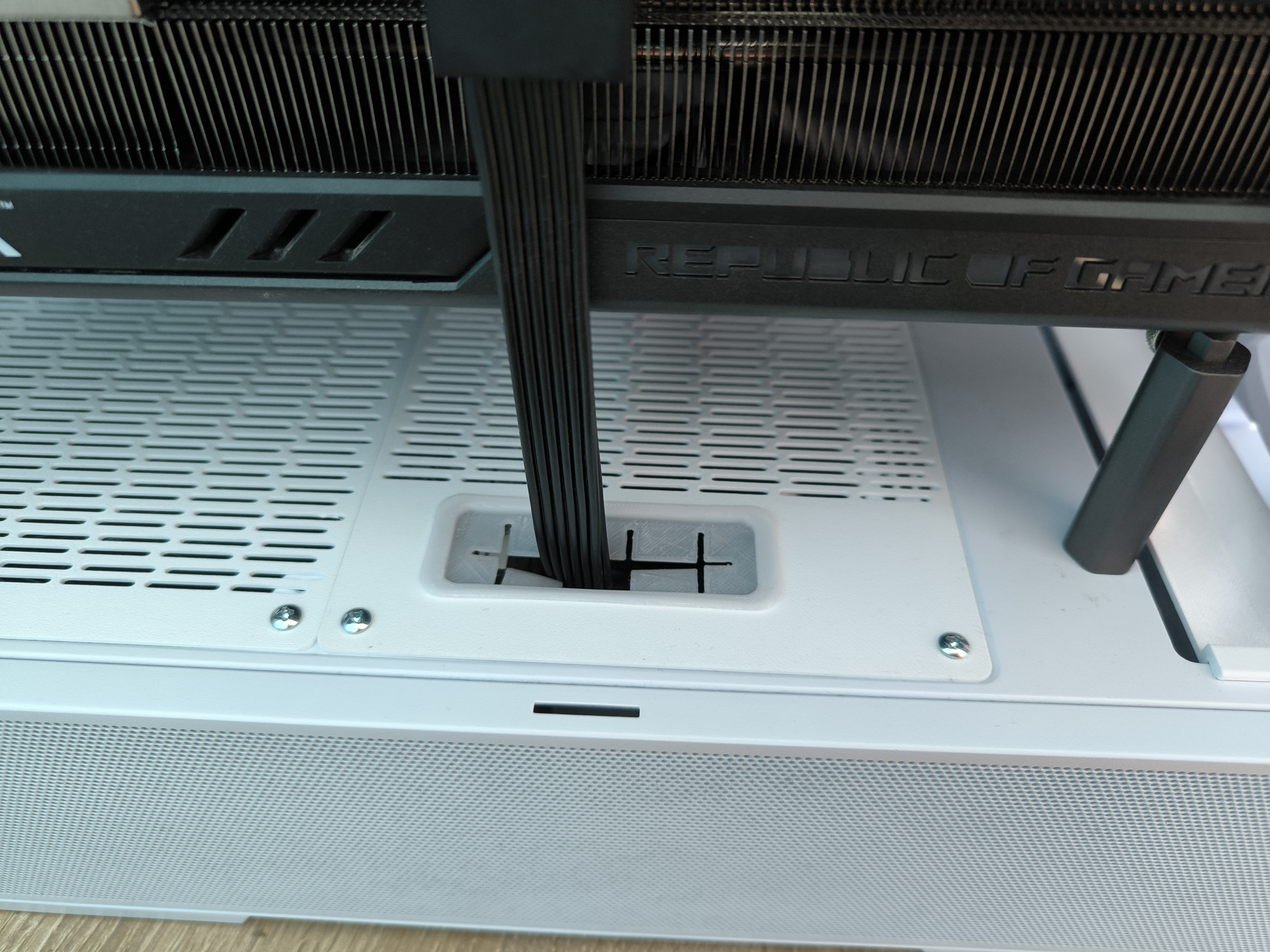 Đế Lian Li Lancool 216 V2 có Lỗ Luồn Dây TPU