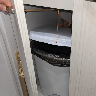 Giá đỡ mở nắp thùng rác tự động