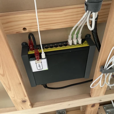 Giá đỡ POE switch gắn trên bề mặt phẳng