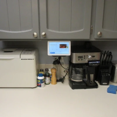 Pát gắn Google Nest Hub dưới tủ bếp