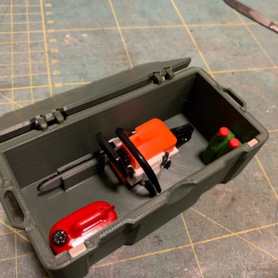 Hộp đựng cưa máy tỉ lệ 1/10