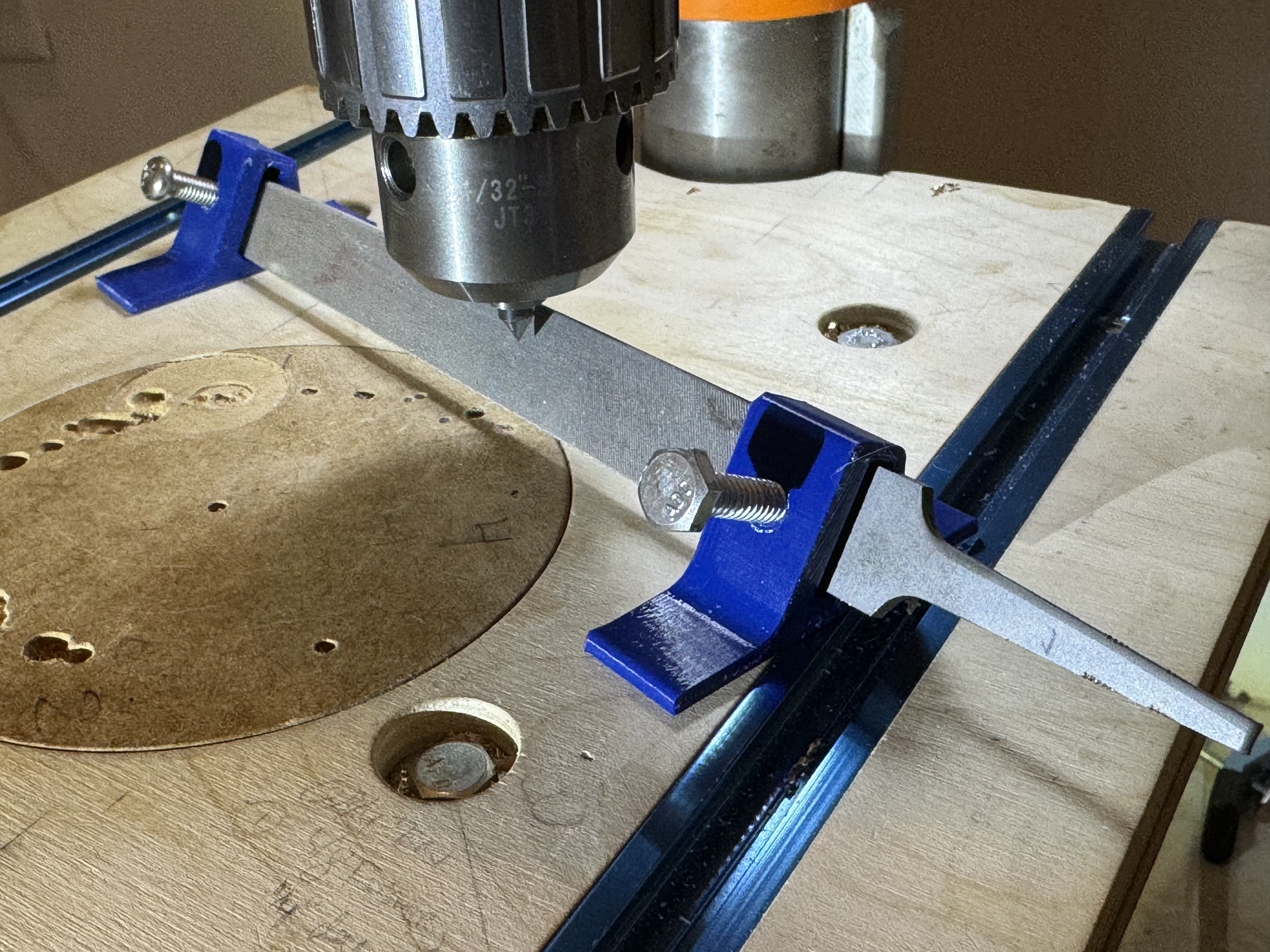 Khuôn Dũa Máy Khoan Bàn Để Tạo Mũi Nhọn và Vát Cạnh