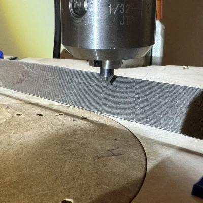 Khuôn Dũa Máy Khoan Bàn Để Tạo Mũi Nhọn và Vát Cạnh