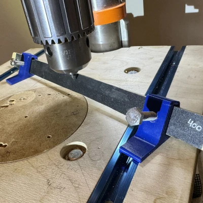 Khuôn Dũa Máy Khoan Bàn Để Tạo Mũi Nhọn và Vát Cạnh