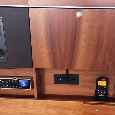 Giá treo tường AudioEngine B1 có keystone