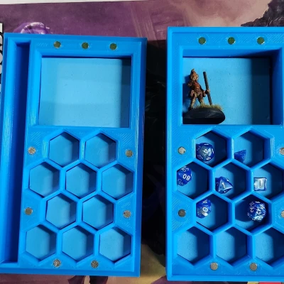 Hộp Đựng Xúc Xắc + Đế Mini & Chỗ Cắm Bút (Remix từ smrogers91)